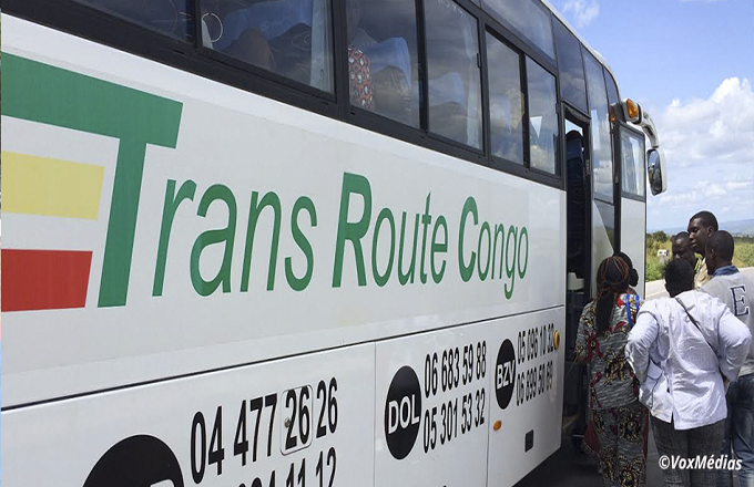 Transport : Escalade acrobatique pour la montée dans les bus surchargés à Brazzaville