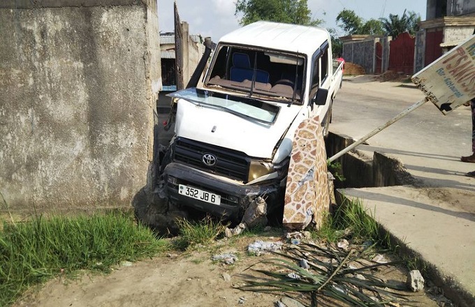 Brazzaville : Une voiture finit sa course dans le mur d’une église 