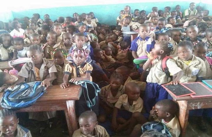 Brazzaville : Le chiffre est ahurissant et les images à la limite choquantes, une classe de primaire qui compte 398 élèves