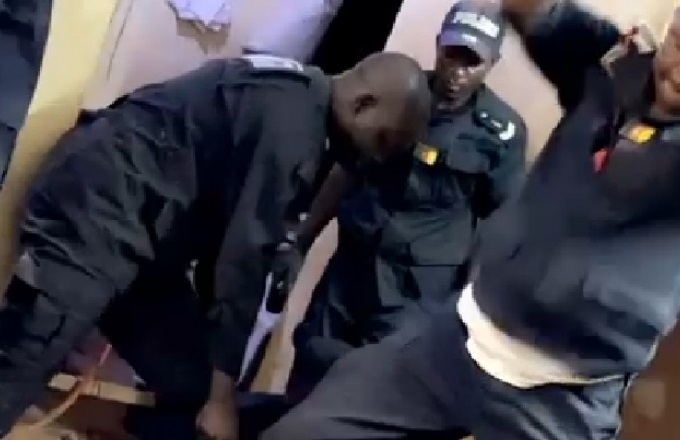 Congo – Réseaux sociaux : Une vidéo impliquant des policiers camerounais torturant un détenu, indument attribuée à la police congolaise