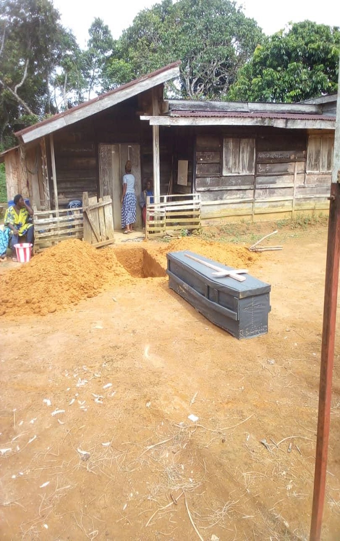 Niari : Un homme se voit faire une fosse et déposer un cercueil avec restes mortelles devant l'entrée de sa maison au village Ngoubou-Ngoubou