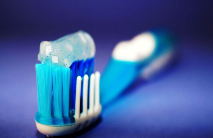 Les dentistes recommandent de ne pas se rincer la bouche après le brossage