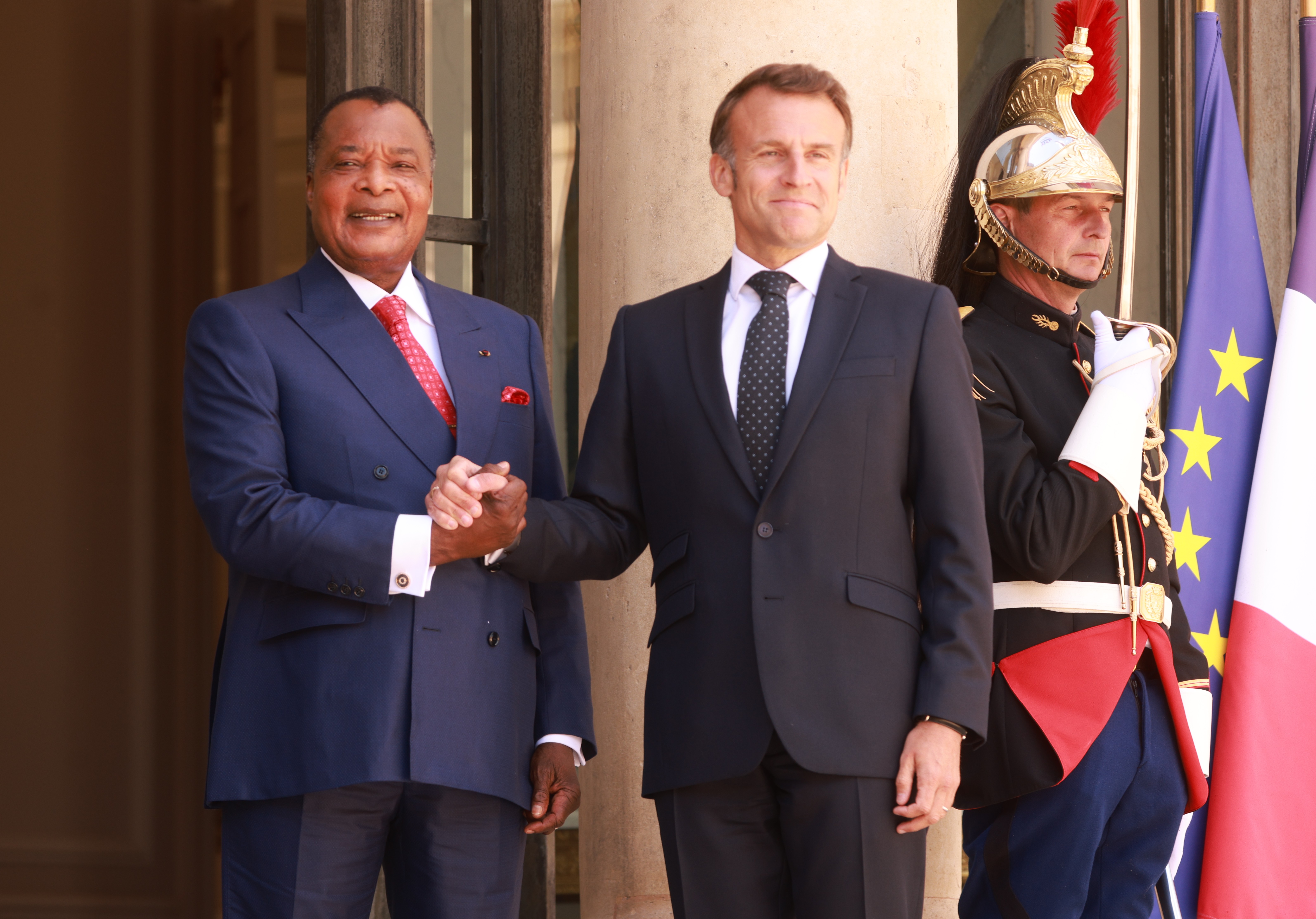  Emmanuel Macron en tête-à-tête avec Denis Sassou-N’Guesso au palais de l’Elysée à Paris
