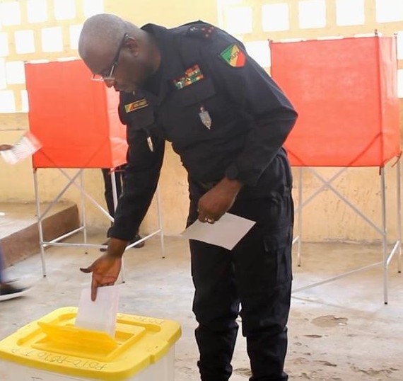 Présidentielle 2026-Force publique : le Colonel-Major Michel Innocent Peya accomplit son devoir civique dans un climat de paix et de sérénité