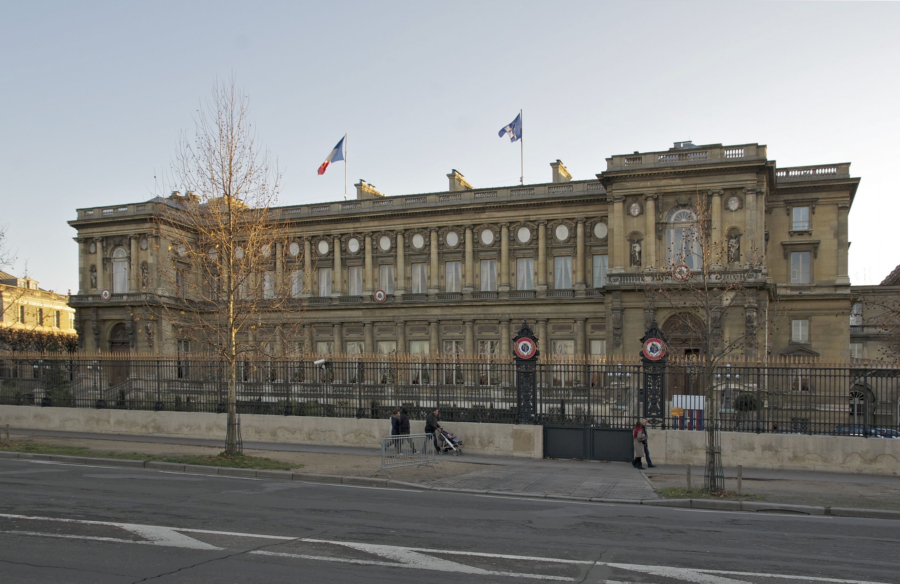 Paris (Quai d’Orsay) – Conférence sur le climat : l’Écrivain Congolais Michel Innocent PEYA vend le fonds bleu et la vision verte de Denis Sassou Nguesso 