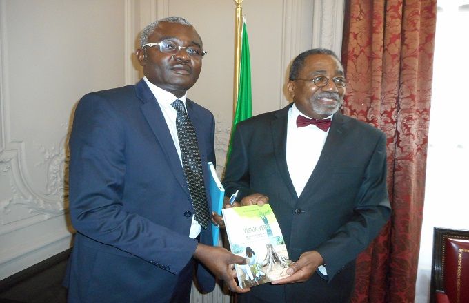 Michel Innocent Peya présente «Vision verte de Denis Sassou Nguesso » à  Rodolphe ADADA et à l'UNESCO à Paris