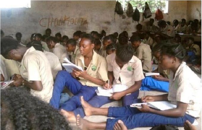 Congo : Ras-le-bol d’avoir cours par terre,  des élèves obligés de louer des chaises  dans des débits de boissons 
