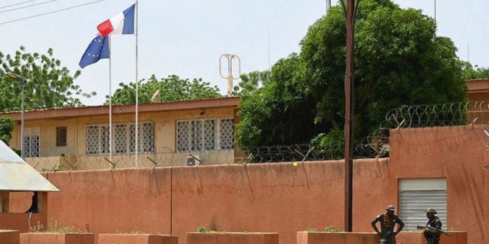 Que risque l ambassadeur de France au Niger maintenu en poste malgre la pression de la junte militaire