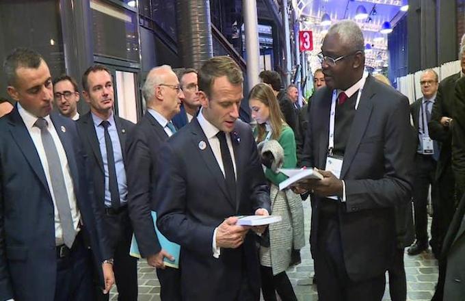 Michel Innocent Peya dédicace ses oeuvres et traduit la vision écologique de Denis Sassou Nguesso  à Emmanuel Macron,  Christine Lagarde (FMI) et  Antonio Guterres (ONU)