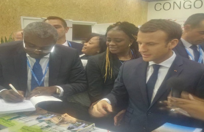 COP23 : Michel Innocent Péya  dédicace son livre à Emmanuel Macron
